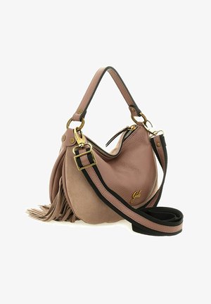 Borsa in pelle e camoscio color rosa polveroso, caratterizzata da un design curvo, dettagli a frange, hardware dorato e una tracolla nera staccabile.