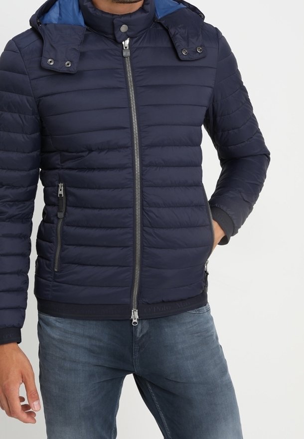 Marineblå pufferjakke med horisontal quiltet design, lynlås lukning, aftagelig hætte med blå for, og sidelommer med lynlås.