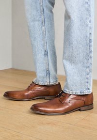 Derbies & Richelieus - cognac