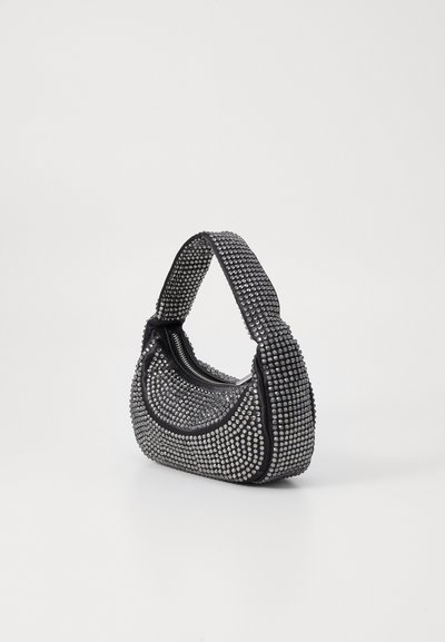 Μαύρη τσάντα χειρός με ασημένιες τρούκ, στρογγυλεμένο σχήμα, μονό χερούλι και κλείσιμο με φερμουάρ. Υφή επιφάνειας με λαμπερό, ανακλαστικό φινίρισμα.