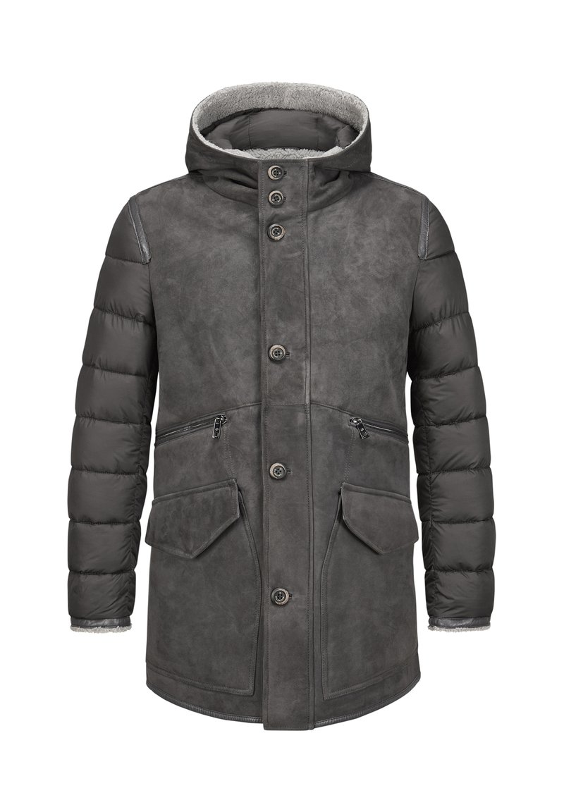 Grauer Puffer-Mantel mit lederartiger Textur, ausgestattet mit Kapuze, fünf vorderen Knöpfen, zwei Reißverschlusstaschen sowie einem fleecegefütterten Kragen und Bündchen.