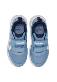 Blaue Sportschuhe mit einem Netz-Obermaterial, Klettverschlüssen und einem weißen Logo. Die Sohle ist weiß mit einem glatten, abgerundeten Design.