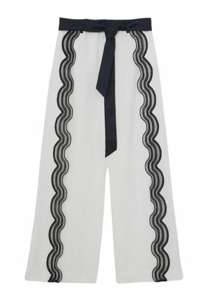 Weiße weite Hosenbeine mit dunkelblauem, wellenförmigem Spitzenbesatz an den Seiten, versehen mit einem passenden Stoffgürtel an der Taille. Strukturierter Stoff.