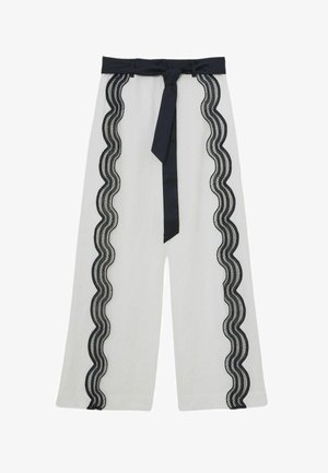 Biele nohavice širokého strihu s námornícky modrým vlnkovaným čipkovaným lemom pozdĺž strán, ozdobené pásom zo zodpovedajúcej tkaniny v páse. Textúrovaná tkanina.