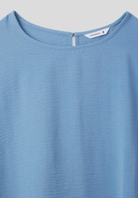 Top in tessuto azzurro chiaro con texture, scollatura rotonda e piccola apertura a chiave sul retro, taglia S, marca Terranova.
