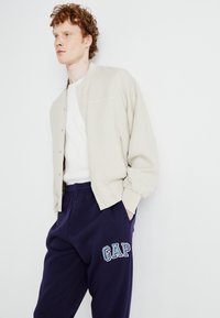 GAP TONAL ARCH JOGGER - Treniņtērpa apakšdaļas - navy uniform