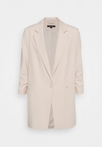 Blazer beige clair avec un seul bouton, revers crantés et manches trois-quarts. Tissu lisse avec deux poches avant et des accents dorés subtils.
