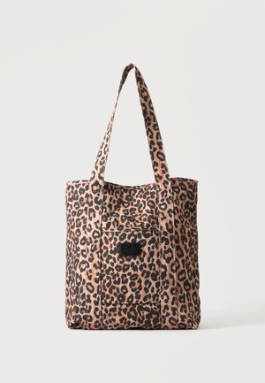 Sac fourre-tout imprimé léopard avec longues anses et poche avant, debout sur un fond clair uni.