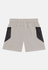 Pantalones cortos deportivos de color gris claro con una cintura elástica, que presentan bolsillos laterales de malla negra y una textura de puntos en la parte superior.