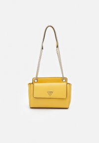 Borsa a mano gialla in pelle con forma strutturata, chiusura a patta, tracolla a catena argentata e logo di metallo sulla parte anteriore.