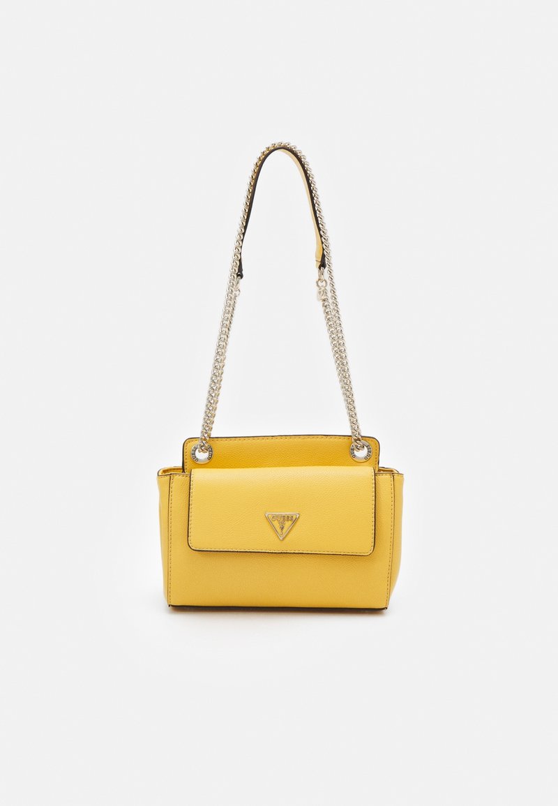 Borsa a mano gialla in pelle con forma strutturata, chiusura a patta, tracolla a catena argentata e logo di metallo sulla parte anteriore.