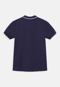 Polo shirt navy con maniche corte, con accenti azzurri sul colletto e sui bordi delle maniche. Realizzato in morbido cotone.