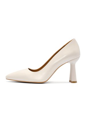 Chaussure à talon haut en cuir blanc à bout pointu avec un talon bloc évasé unique et une finition lisse.