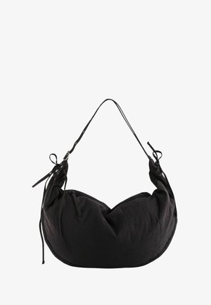 Sac à main en tissu noir avec un design arrondi unique. Dispose d'une seule bandoulière, d'accents à cordon de serrage et d'une texture lisse.