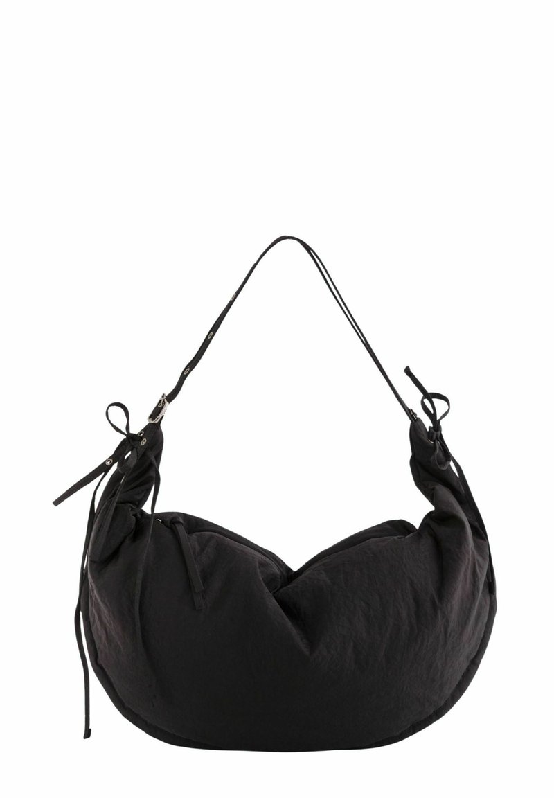 Czarna torebka z tkaniny o unikalnym, zaokrąglonym kształcie. Posiada pojedynczy pasek na ramię, ozdobę w postaci sznureczków oraz gładką teksturę.