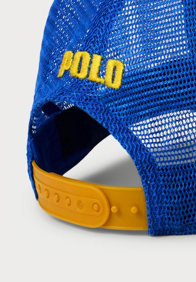 Casquette en maille bleue avec broderie "POLO" jaune, une sangle ajustable en plastique jaune à l'arrière et une forme arrondie.
