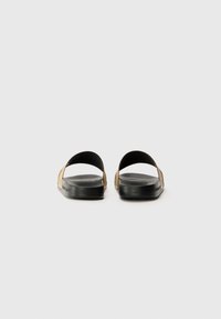 EA7 Emporio Armani WATER SPORTS UNISEX - Strandpapucsok és -szandálok - black/gold