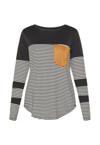 Schwarz-weiß gestreiftes Langarmshirt mit abgerundetem Saum, das auf der linken Brusttasche eine braune aufgesetzte Tasche und einfarbige schwarze Ärmel hat.