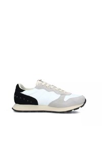 Sneaker con un mix di pelle bianca, suede grigio e accenti neri. Suola piatta con finitura testurizzata e dettagli di cucitura a contrasto.