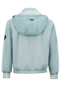 Giacca a vento azzurra con cappuccio, orlo e polsini elasticizzati, strisce riflettenti sulle maniche e etichetta "Retour" sul retro del cappuccio.