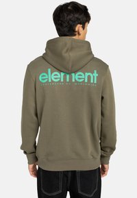 Felpa verde oliva con un grande logo turchese "element" sulla schiena. Presenta un cappuccio con cordino e polsini elasticizzati per il massimo comfort.