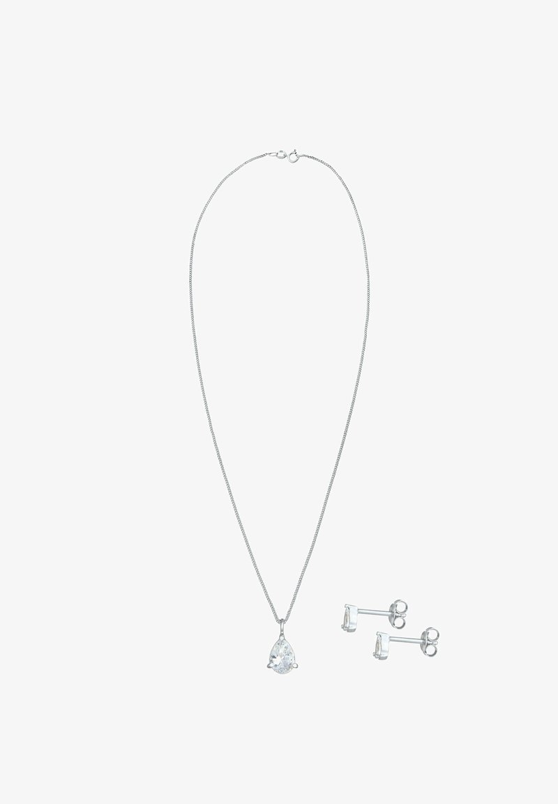 Collier en chaîne argentée avec pendentif en forme de poire en pierre précieuse claire et boucles d’oreilles clous assorties avec pierres précieuses claires.