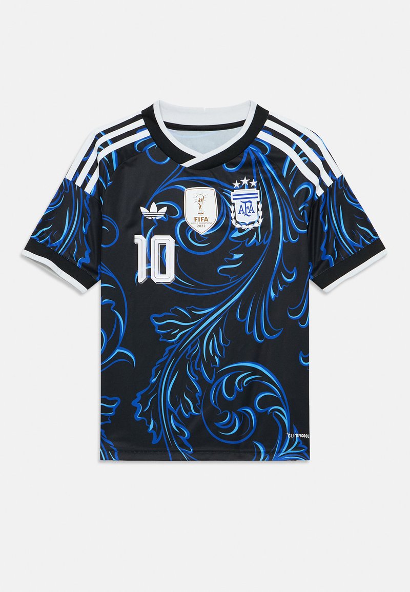 Czarna koszulka piłkarska z niebieskimi wzorami w kształcie zawijasów, białymi paskami na rękawach, numerem "10" oraz logo Adidas i FIFA 2022.