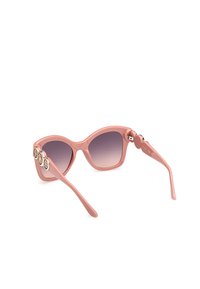 Roze zonnebril met een cats-eye vorm, gradient lenzen en decoratieve ronde hardware aan de zijkant, voorzien van soepele kunststof monturen.
