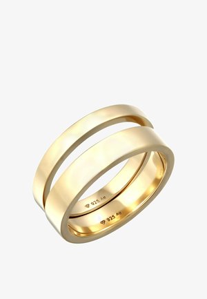 Zwei Ringe aus Gelbgold mit einer glatten, polierten Oberfläche, einer mit einer horizontalen Rille, beide mit "925 Ag" für den Silbergehalt markiert.