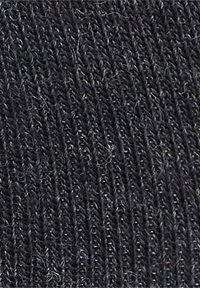 Černá pletená látka s jemnou texturou, pravidelným žebrovaným vzorem a jemnými vlákny viditelnými po celé ploše.