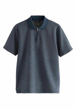 Polo shirt in donkerblauwe textuurstof, met een ritssluiting bij de hals en een contrasterende donkere kraag, met korte mouwen en een ontspannen pasvorm.
