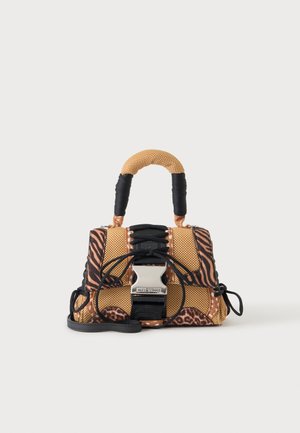 Petit sac à main avec imprimé tigre et léopard, accents en mesh, lacets noirs et boucle métallique sur fond blanc.