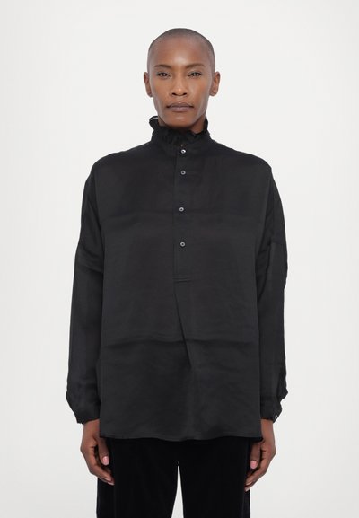 Zwarte langarmshirt met een rimpelboord, knoopsluiting en een losvallend ontwerp. Glad stof met een subtiele glans, geen patronen.