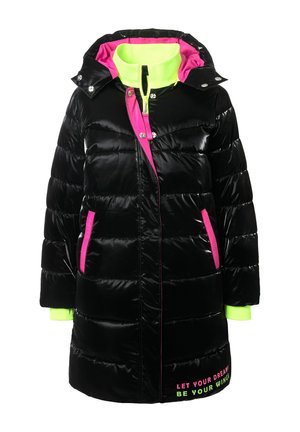 Doudoune avec une extérieure noire brillante, doublure intérieure vert fluo, accents roses et texte brodé sur l'ourlet. Comprend une capuche et une fermeture éclair.