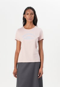 Rosa Baumwoll-T-Shirt mit kurzen Ärmeln und rundem Halsausschnitt, das einen hellblauen Druck mit dem Text "Nichts ist wie dieser wunderschöne Sommertag" trägt.