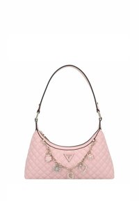 Sac à main rose matelassé avec une sangle noire, présentant un logo triangulaire et des charms décoratifs, y compris un cadenas et une forme de cœur.
