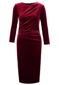 Robe en velours bourgogne avec manches longues, décolleté rond et design drapé à la taille, présentant une silhouette ajustée et une longueur au genou.