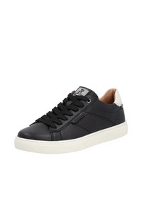 Schwarze Leder-Sneaker mit runder Spitze, weißer Gummisohle, flachen schwarzen Schnürsenkeln und subtilen perforierten Details an den Seiten.