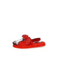 Pantofole di stoffa rosse con design di Minnie Mouse, fiocco texturizzato con poiché bianchi, e una suola morbida e imbottita.