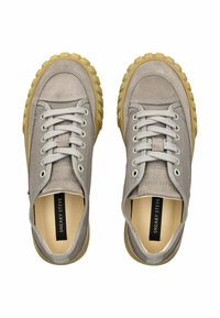 Turnschuhe mit grauem Canvas-Obermaterial und beiger Gummisohle. Mit runden Schnürsenkeln, dekorativer Steppnaht und Logo im Inneren. Abgerundete Form.