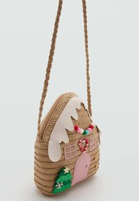 Borsa a tracolla intrecciata a forma di casetta di pan di zenzero, con parte superiore in glassa bianca, pompon colorati, porta rosa e dettaglio di albero verde.