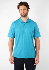 Polo turquoise en coton avec col, patte de boutonnage à deux boutons et finitions contrastées sur les manches, arborant un petit logo sur la poitrine.