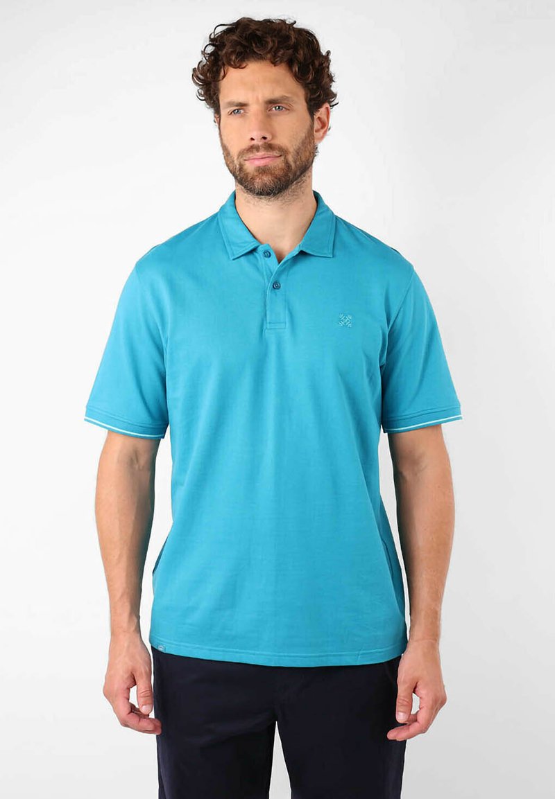 Polo turquoise en coton avec col, patte de boutonnage à deux boutons et finitions contrastées sur les manches, arborant un petit logo sur la poitrine.