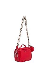 Borsa a tracolla in pelle sintetica rossa con forma rettangolare, tasca frontale con zip, manico superiore e una tracolla rimovibile con marchio stampato.