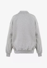 Jasnoszary sweter z kołnierzem typu fold-over, luźnym krojem, ściągaczami na nadgarstkach i marszczonym dołem. Gładka faktura z minimalnymi detalami.