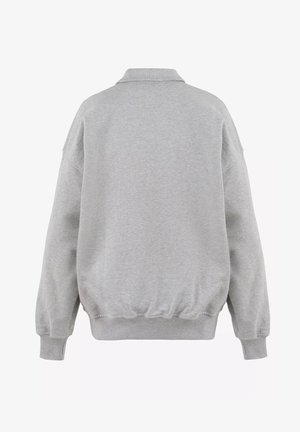Lichtgrijze pullover sweatshirt met een omgeklapte kraag, losse pasvorm, ribgebreide manchetten en een getailleerde zoom. Glad textuur met minimale details.