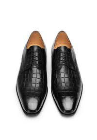 Černé kožené společenské boty s krokodýlím vzorem, špičatou špičkou a zavazováním na tkaničky. Vnitřek je z béžové hladké kůže.
