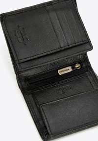 Zwartleren portemonnee met gestructureerde afwerking. Heeft meerdere creditcardvakjes, een ritsvak en een gladde voering. Compact ontwerp.