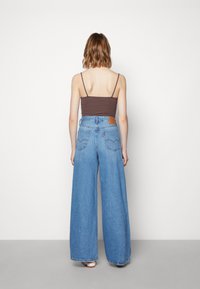 Vide bened jeans i blå denim med høy livhøyde, med en brun lærlapp bak og et klassisk 5-lommers design.