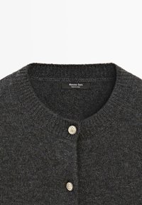 Ciemnoszary dzianinowy sweter rozpinany z prążkowanym kołnierzem, guziki z przodu oraz metka z napisem "Massimo Dutti." Miękka faktura i klasyczny design.